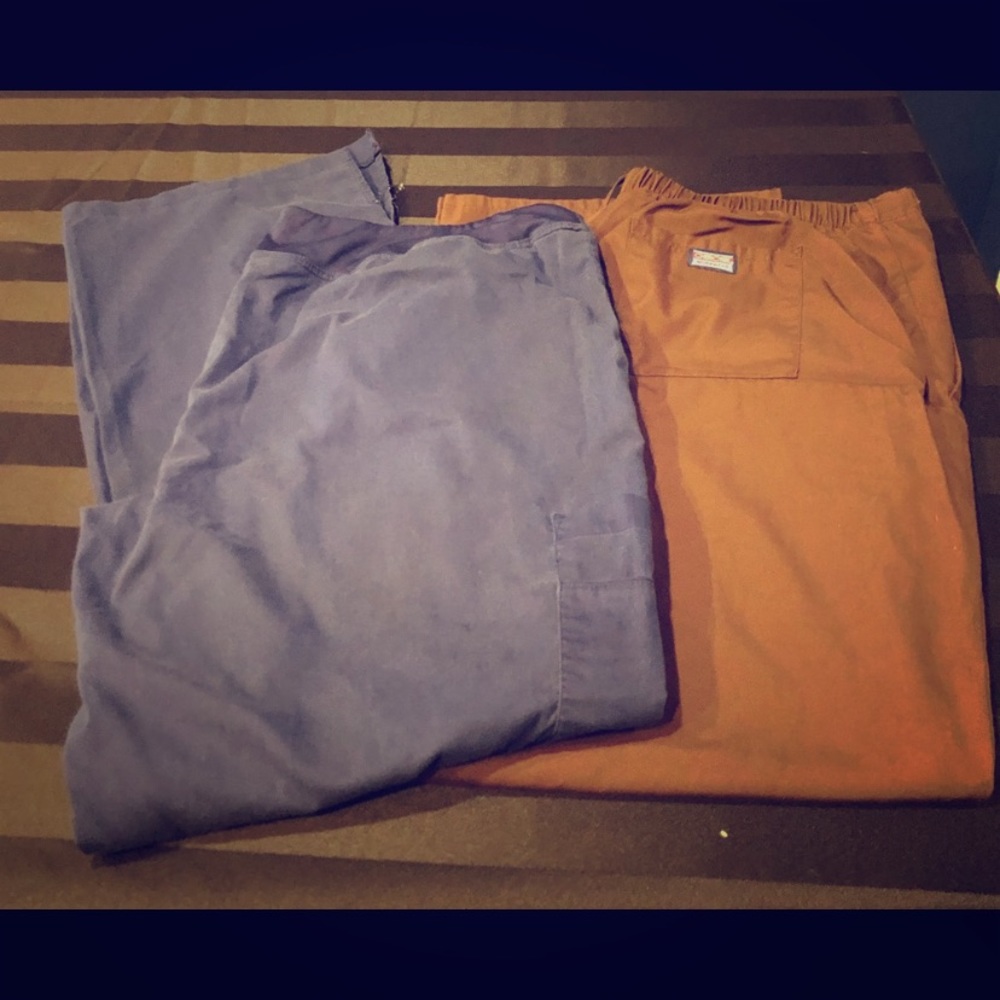 Women’s XL scrub pants and top uniforms. (Nice)